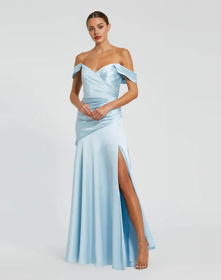 Robe de soirée Weitese en satin bleu clair à épaules dénudées, avec un design froncé et une fente haute, capturant une sophistication intemporelle.